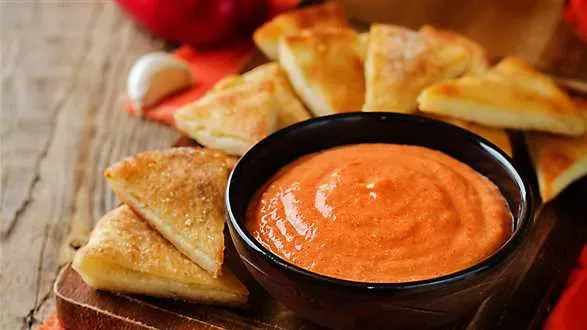 Pieczone frytki warzywne z dipem paprykowym