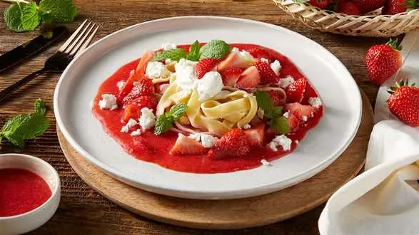 Makaron z truskawkami