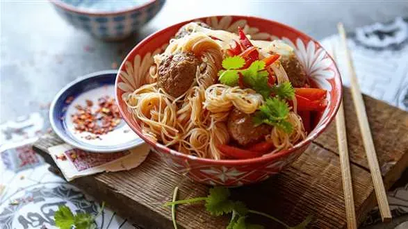 Sałatka z makaronu sojowego podawana z ostrymi klopsikami z mięsa mielonego