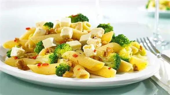 Makaron z pikantnymi brokułami