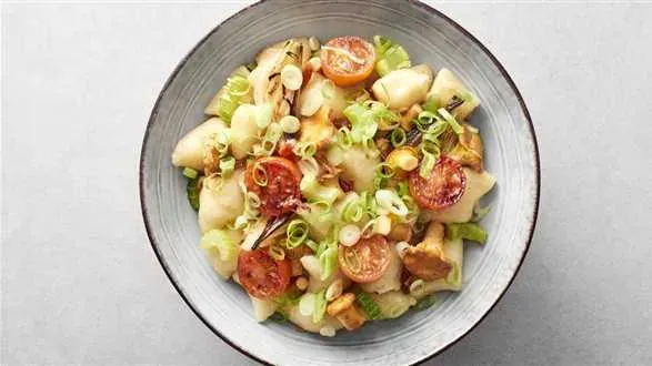 Kopytka z suszonymi pomidorami i kurkami