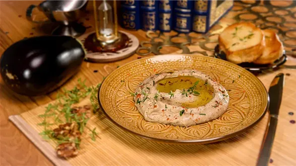 Pasta mocy z bakłażanem i orzechami