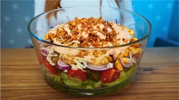 Sałatka z kurczakiem i prażoną cebulką