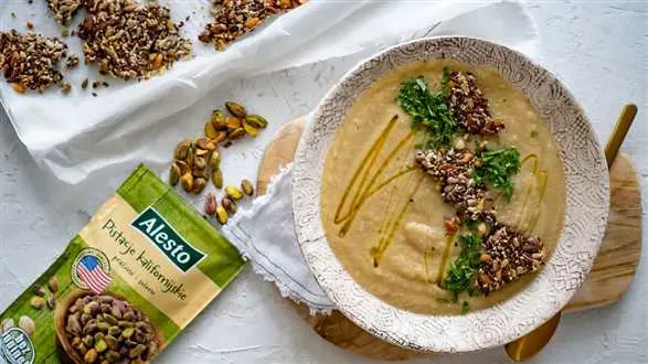 Zupa krem z białych warzyw z krakersami z orzechów