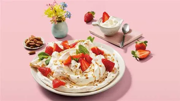 Beza migdałowa z truskawkami i bitą śmietaną