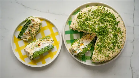 Sałatka tortowa na szpinakowym biszkopcie