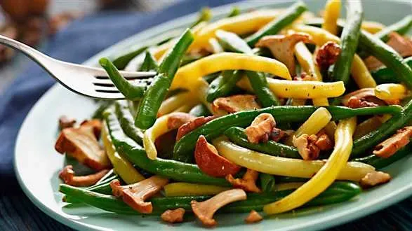 Fasolka szparagowa z kurkami i orzechami włoskimi
