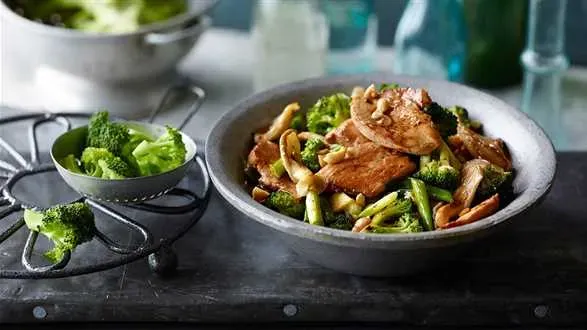 Kurczak z brokułami i boczniakami z woka