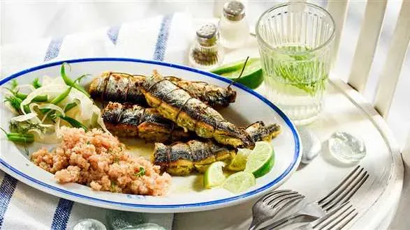 Grillowany śledź z kaszą orkiszową i surówką z fenkułu