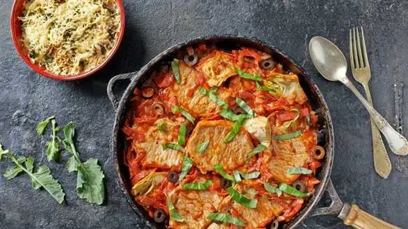 Plastry smażonego schabu z chorizo i oliwkami z zapiekanką z kalarepy