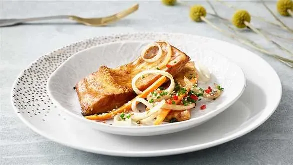 Karp w domowym sosie teriyaki z porem i sezamem