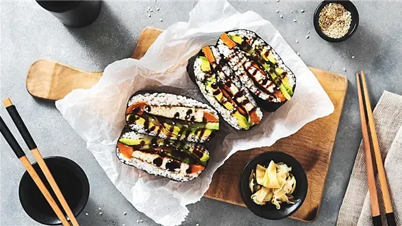 Japońska kanapka onigirazu