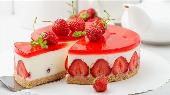 Sernik na zimno z truskawkami