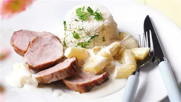 Polędwica wieprzowa ze szparagami w śmietanie