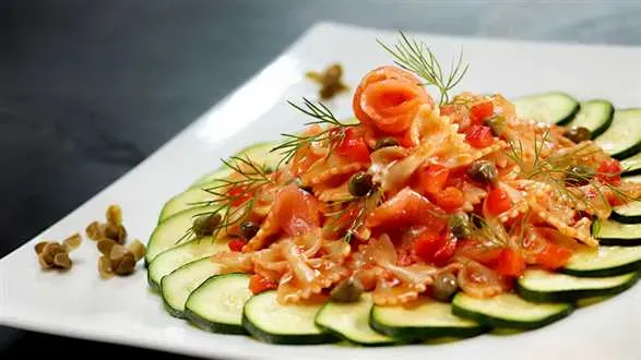 Makaron farfalle w kremowym sosie z łososia wędzonego