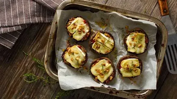 Pieczarki faszerowane brązowym ryżem i serem camembert