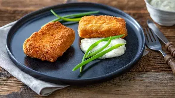 Smażony żółty ser z sosem tatarskim