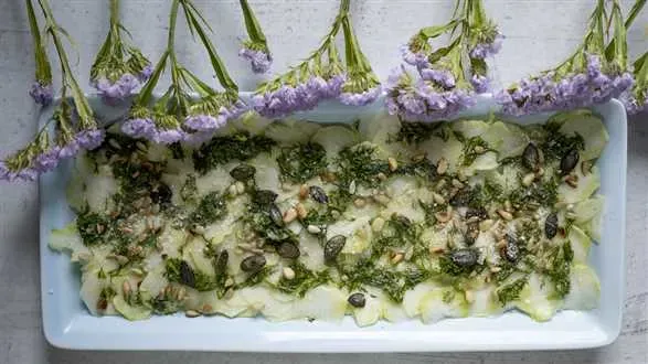 Carpaccio z łodygi brokułu