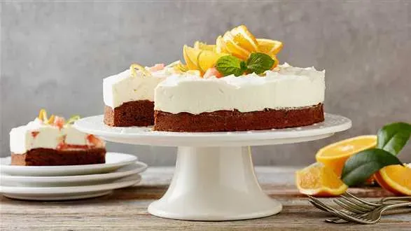 Brownie z bitą śmietaną i cytrusami