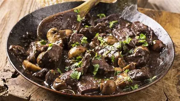 Gulasz z sarny na winie z pieczarkami