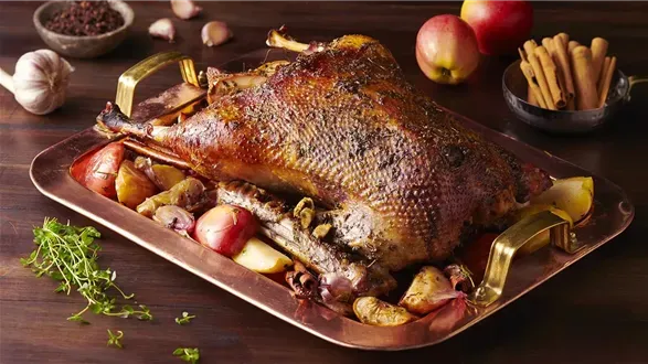 Gęś faszerowana jabłkami z goździkami i cynamonem