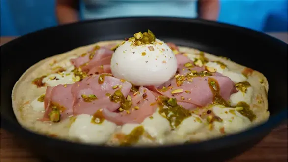 Pizza z mortadelą, pesto pistacjowym i burratą