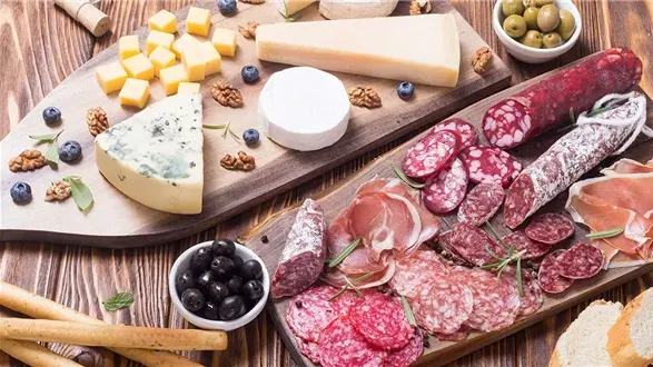 Deska serów i wędlin w stylu tapas