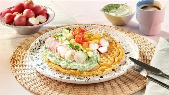 Chaffle, czyli gofr z jajek i sera z zieloną pastą