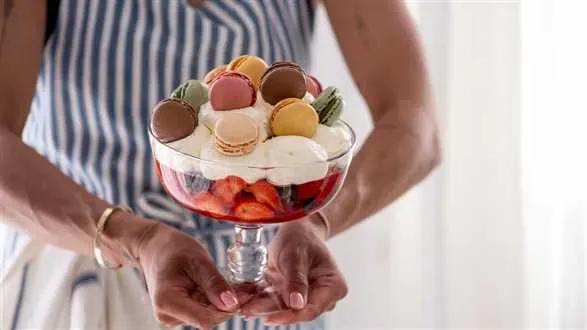 Trifle truskawkowy z makaronikami