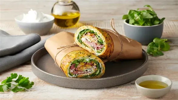 Warzywny wrap nadziewany kozim serkiem i salami