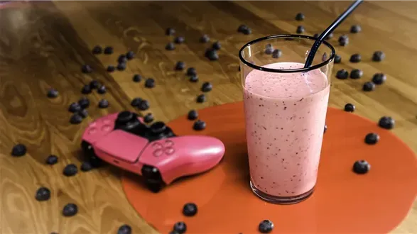 Słodka mikstura zdrowia z mrożonych truskawek, borówek i kefiru z siemieniem lnianym