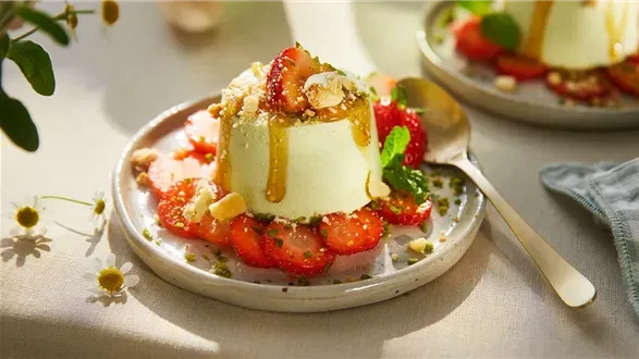Pistacjowe parfait na carpaccio z truskawek
