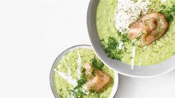 Kremowa zupa z bobu z wędzonym łososiem