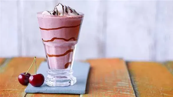 Szwarcwaldzki shake mleczny z wiśniami