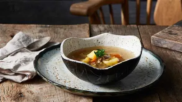 Tradycyjny rosół z pieczonym ziemniakiem