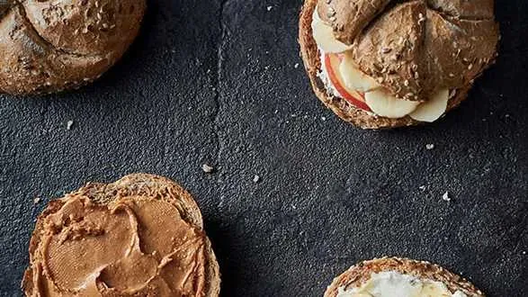 Tostowana kanapka z masłem orzechowym i owocami