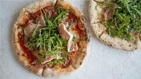 Pizza długo dojrzewająca z szynką parmeńską