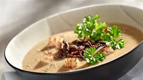 Krem z borowików z chrupiącymi grzankami