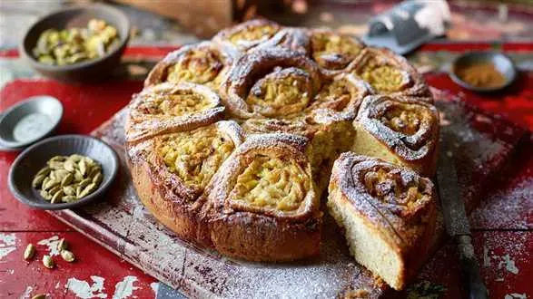 Bułeczki drożdżowe z ananasem