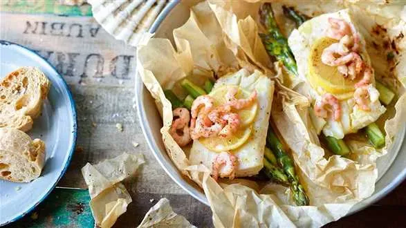 Sakiewki nadziewane plamiakiem i krewetkami podawane z zielonymi szparagami