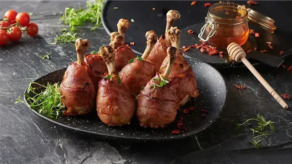 Grillowane udka kurczaka zawijane w boczek