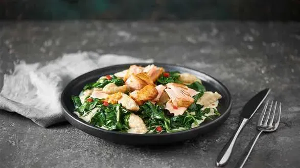 Szaraki z pieczonym łososiem i kremowym szpinakiem