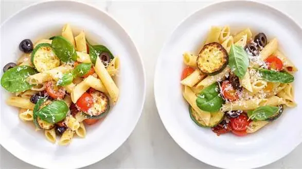 Sałatka makaronowa z cukinią