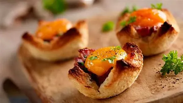 Tostowe koszyczki z pieczarkami, boczkiem i jajkiem