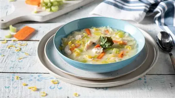 Cytrynowa zupa w stylu greckim z kurczakiem