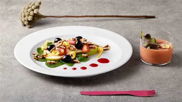 Sałatka i koktajl z rabarbaru