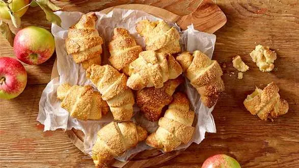 Rogaliki krucho-drożdżowe z jabłkami