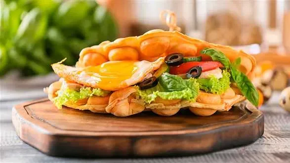 Śniadaniowe bubble waffles z jajkiem sadzonym i warzywami