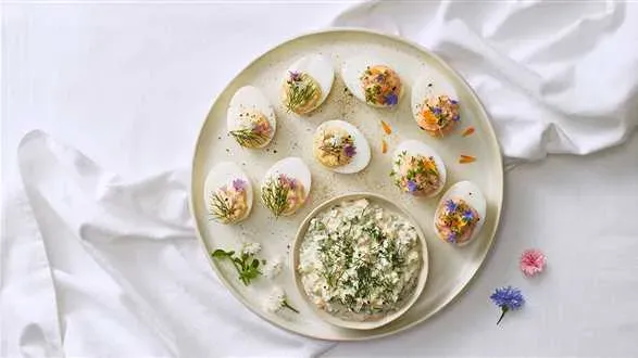 Jaja faszerowane na dwa sposoby i sos wielkanocny