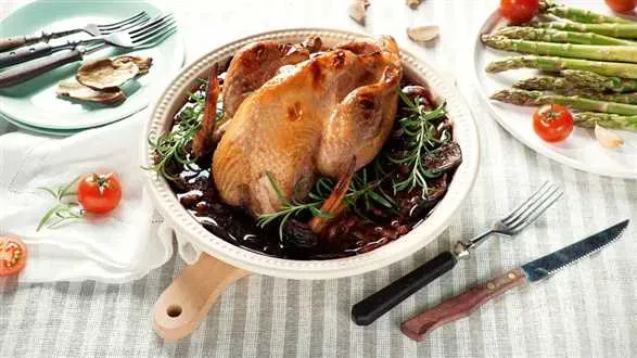 Perliczka w czerwonym winie